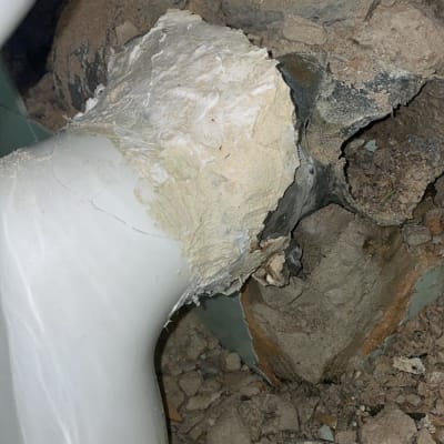 צינור שבור עם חיבורי טיח ותיקון קיר