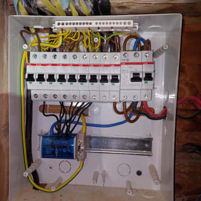 לוח חשמל עם חוטים ומפסקים