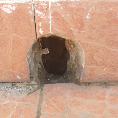 חור בקיר אריחים עם סימני שחיקה