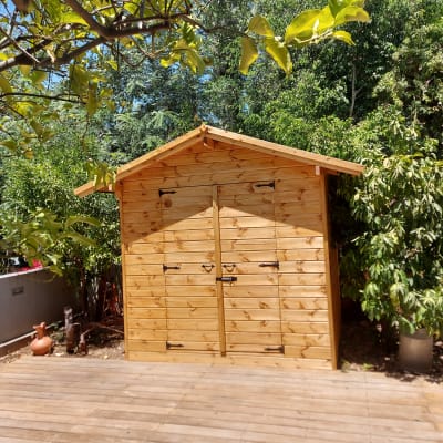 מחסן עץ בגינה עם צמחייה מסביב