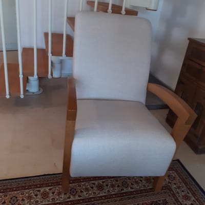 כיסא מרופד עם ריפוד בהיר ומסגרת עץ