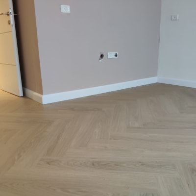 רצפת פרקט עץ בהתקנה בחדר פנימי