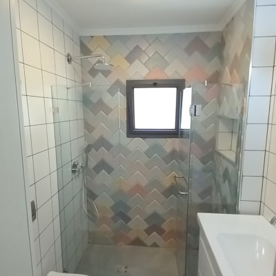 מקלחת עם אריחים צבעוניים ודלת זכוכית