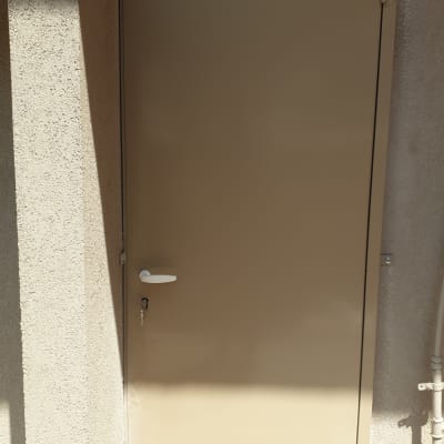 דלת מתכת חומה עם מסגרת ובריח