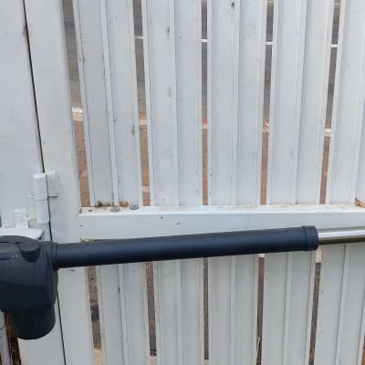 שער חשמלי עם מנוע זרוע מתכתית