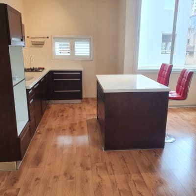 מטבח נקי עם משטחי עבודה ריקים