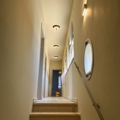 מסדרון עם דלתות, חלונות ודלי צהוב