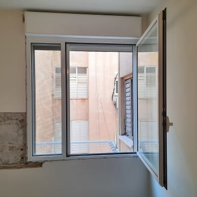 חלון אלומיניום פתוח עם מסגרת לבנה