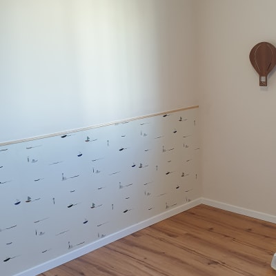 רצפת פרקט עץ בחדר עם קיר מעוצב