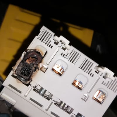 חיבור חשמלי שרוף עם חוטים חשופים