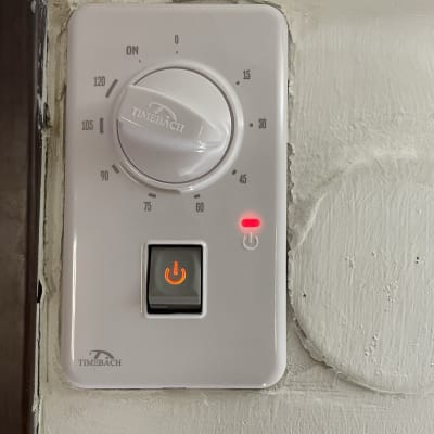 טיימר חשמלי עם כפתור הפעלה ותאורה אדומה