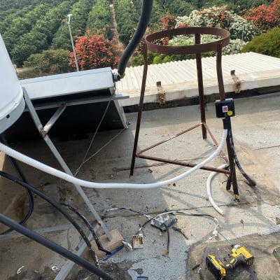 כלי עבודה חשמליים על גג עם כבלים ומקדחה