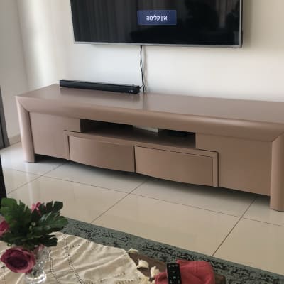 שולחן טלוויזיה חום עם רמקול עליון