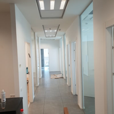 מסדרון עם קירות לבנים, פחית צבע על שולחן