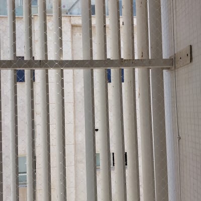 רשת מתכת מותקנת למניעת כניסת יונים