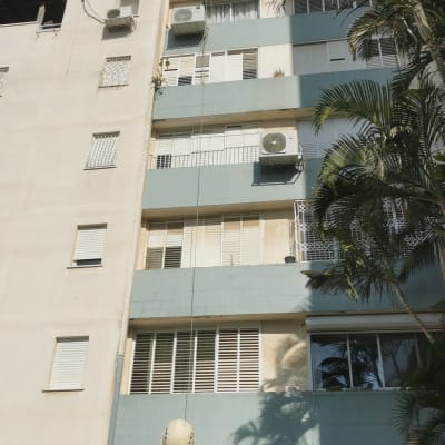 אדם בעבודות גובה על בניין עם חבלים