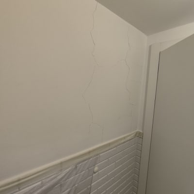 קיר עם סדקים וצבע מתקלף