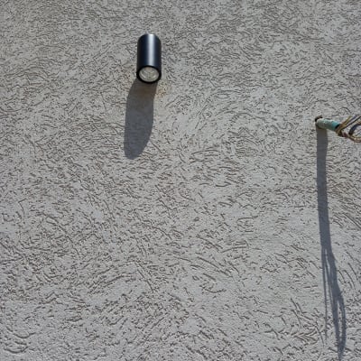 מנורת קיר שחורה וחוטי חשמל חשופים