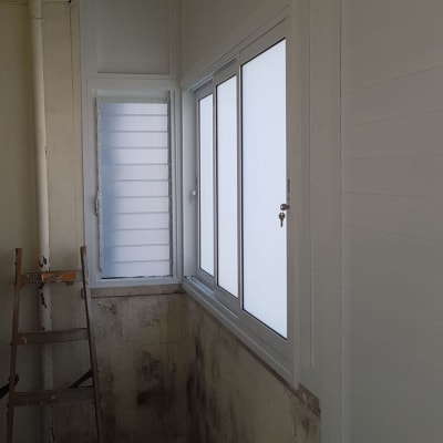 חלונות אלומיניום עם זכוכית חלבית בחדר