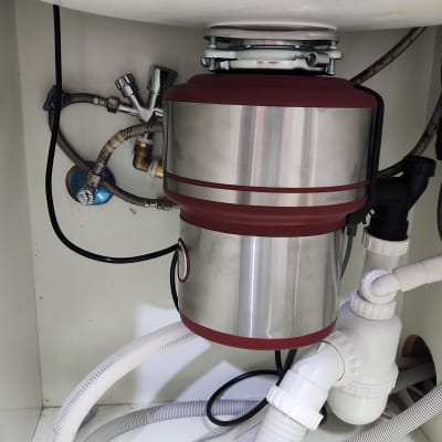 מערכת צינורות מתחת לכיור עם טוחן אשפה