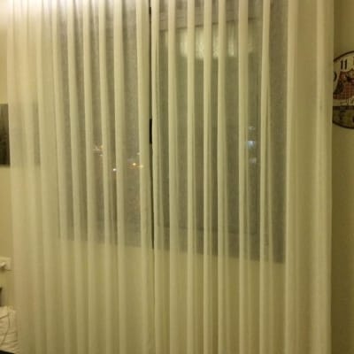 וילון לבן שקוף תלוי על חלון