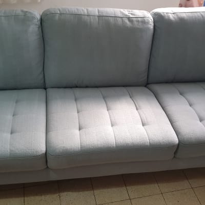 ספה אפורה נקייה עם ריפוד מרופד