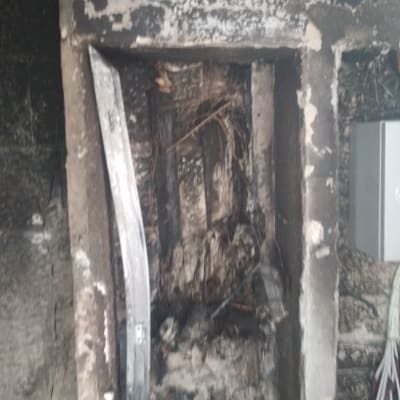 ארון חשמל שרוף עם חוטים חשופים