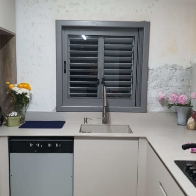 חלון אלומיניום אפור במטבח מודרני