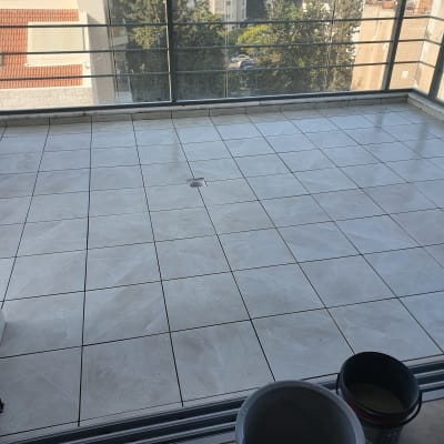 מרפסת עם רצפת אריחים ודליים לשיפוץ