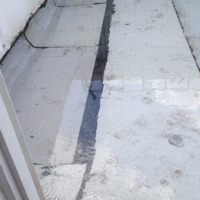 גג אטום עם יריעות ביטומניות ומים זורמים מצינור