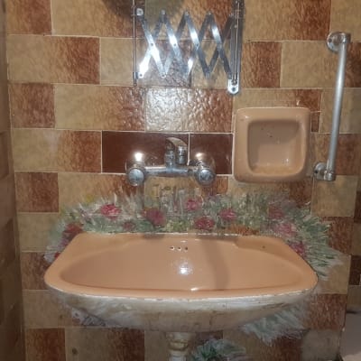 כיור עם ברזים ומחזיק מגבות