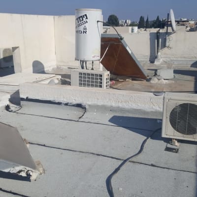 גג עם מזגן ודוד שמש, איטום גג נראה בבירור