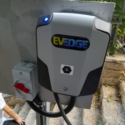 מטען חשמלי עם כבל וחיבור חשמל