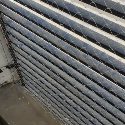 רשת למניעת כניסת יונים על גדר מרפסת