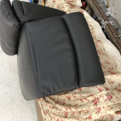 כרית עור שחורה על כיסוי פרחוני