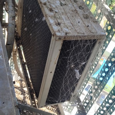 יחידת מיזוג אוויר מלוכלכת עם קורי עכביש ולכלוך