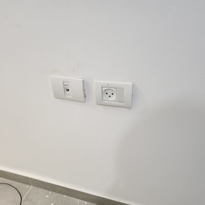 שקע רשת ושקע חשמל על קיר לבן