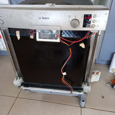 מדיח כלים פתוח עם חוטי חשמל גלויים