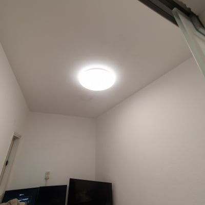 מנורת תקרה עגולה מוארת בחדר קטן