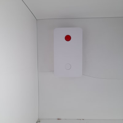 לחצן חירום אדום על קיר לבן