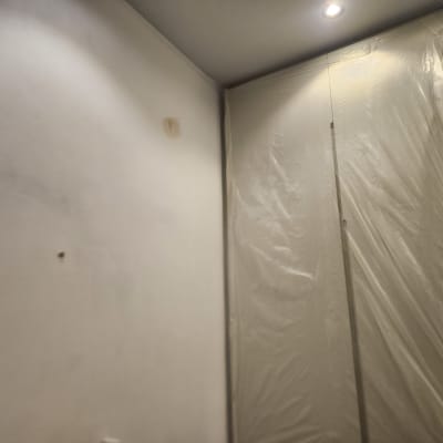 קיר מכוסה בניילון להגנה בזמן צביעה