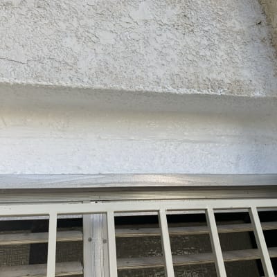 איטום מעל חלון עם חומר לבן