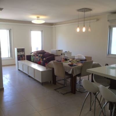 חדר עם שולחן, כיסאות ותאורה תלויה