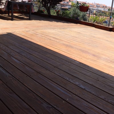 דק עץ עם צללים ועציצים מסביב