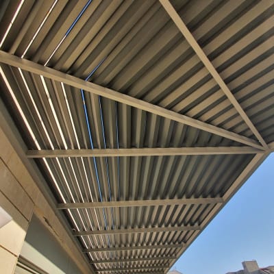 פרגולה מתכתית מעל מרפסת בבניין מגורים