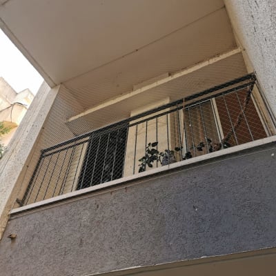 רשת על מרפסת למניעת כניסת יונים