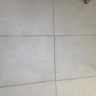 רצפת אריחים עם רגלי סולם מתכת