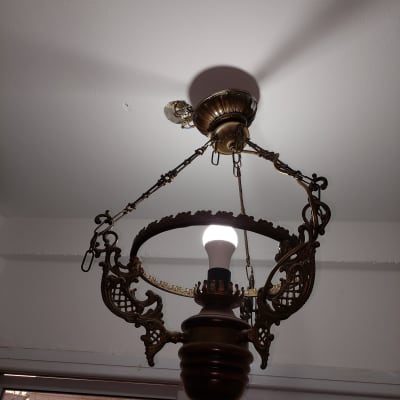 נברשת תלויה עם נורה דולקת בתקרה