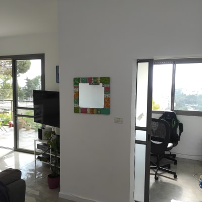 מראה עם מסגרת צבעונית על קיר לבן