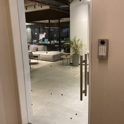 דלת זכוכית עם ידית מתכת בחלל משרדי